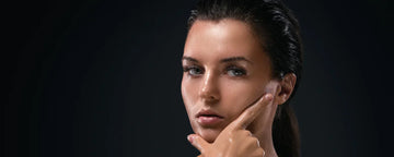 Kvinde med wet hair look