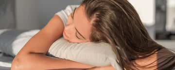Kvinde med langt hår sover