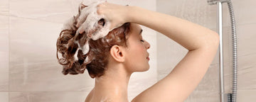 Kvinde der bruger ph balanceret shampoo