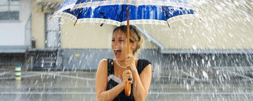 Kvinde i regn 